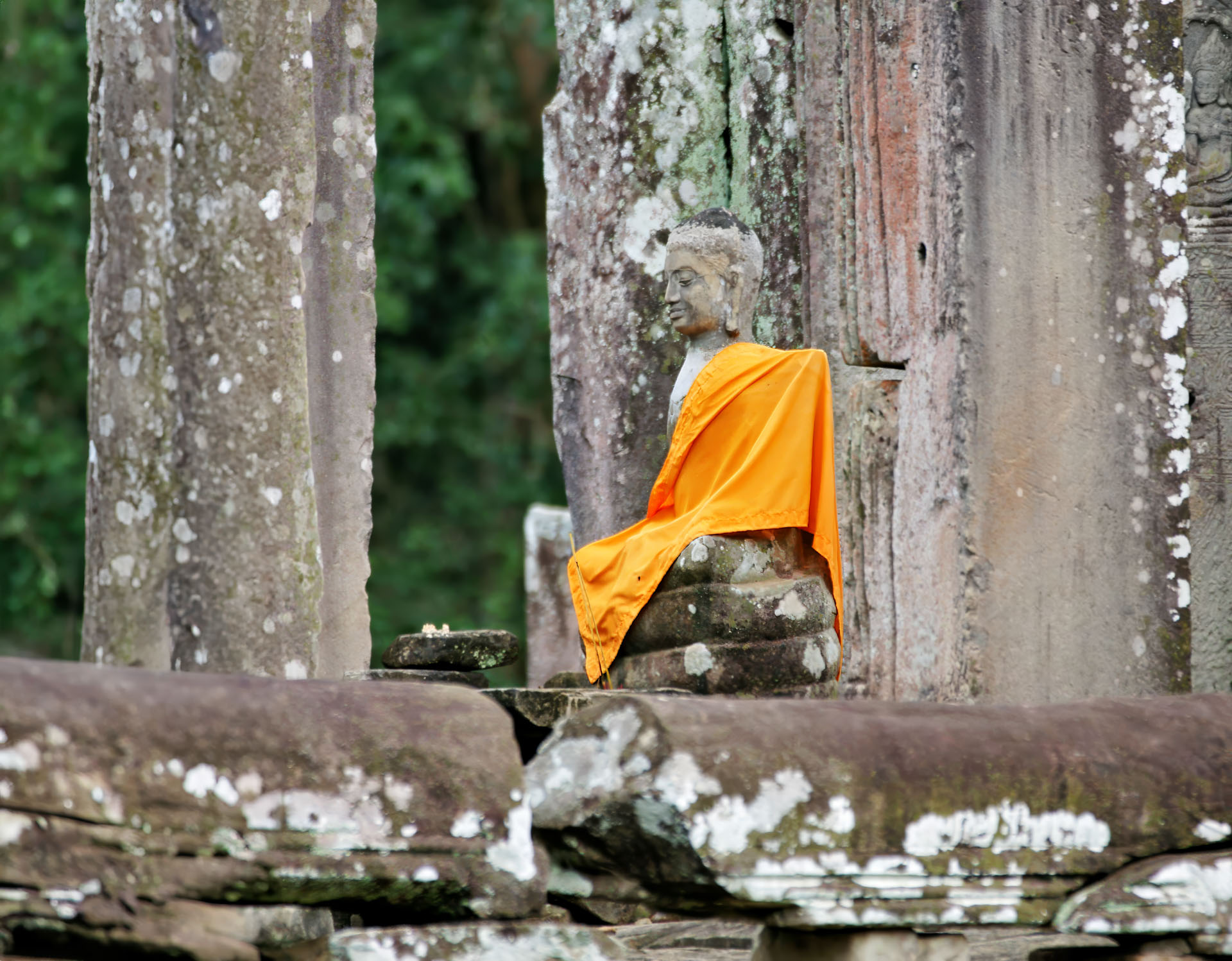 Angkor Thom ist die Königsstadt, die vom buddhistischen Khmer-König im späten 12. und frühen 13. Jahrhundert nach der Eroberung und Zerstörung von Angkor durch die Chams erbaut wurde. Derr Name Angkor Thom bedeutet "die große Stadt".